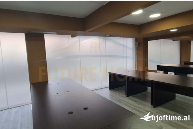 Qira, Ambient, Petronini, Tirane